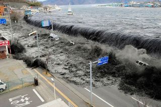 japan-earthquake-tsunami-nuclear-unforgettable-pictures-wave_33291_600x450.jpg